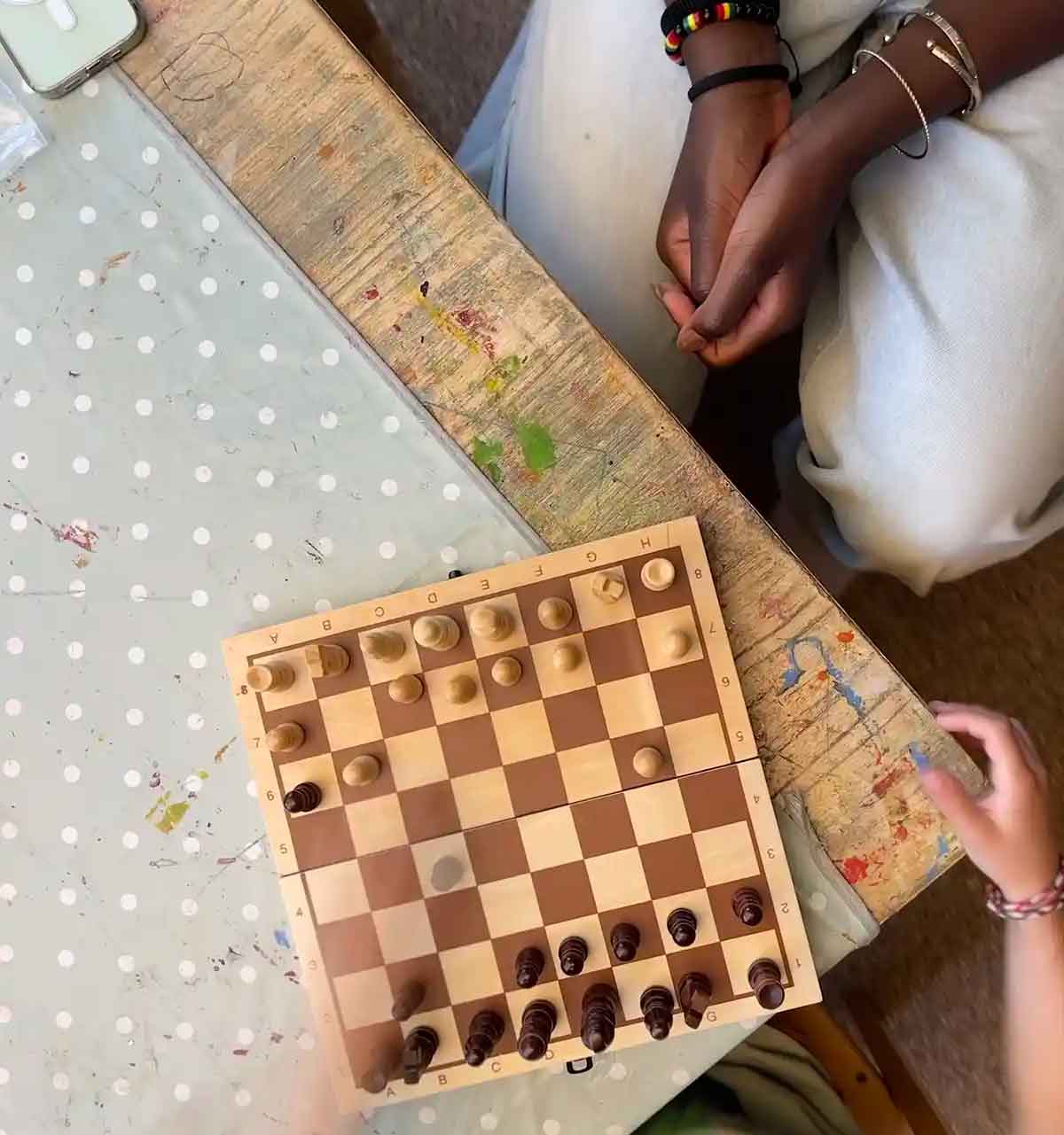 Zwei Kinder spielen Schach in der integrativen Kindertagesstätte "Die Arche" in Konstanz