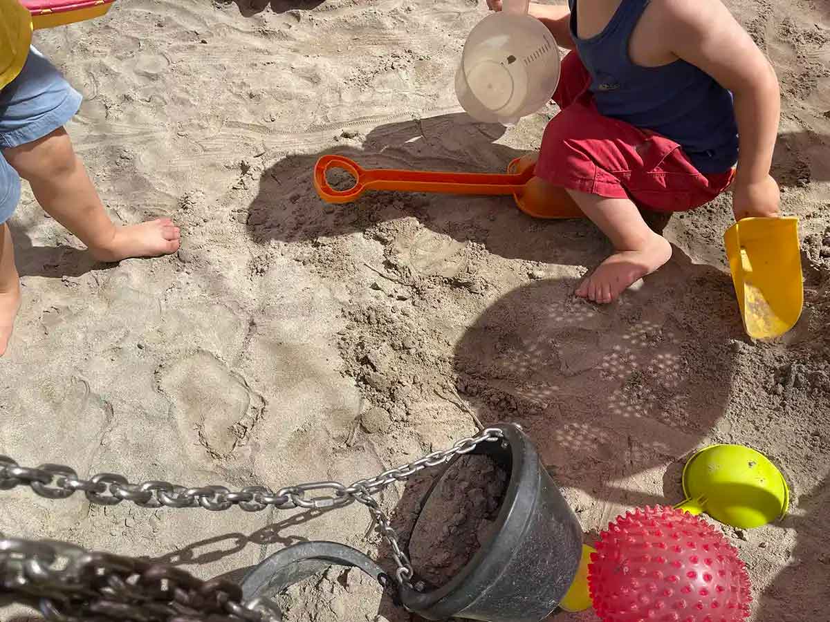 Spielende Kinder im Sandkasten im Kinder- und Familienzentrum im Musikerviertel in Konstanz