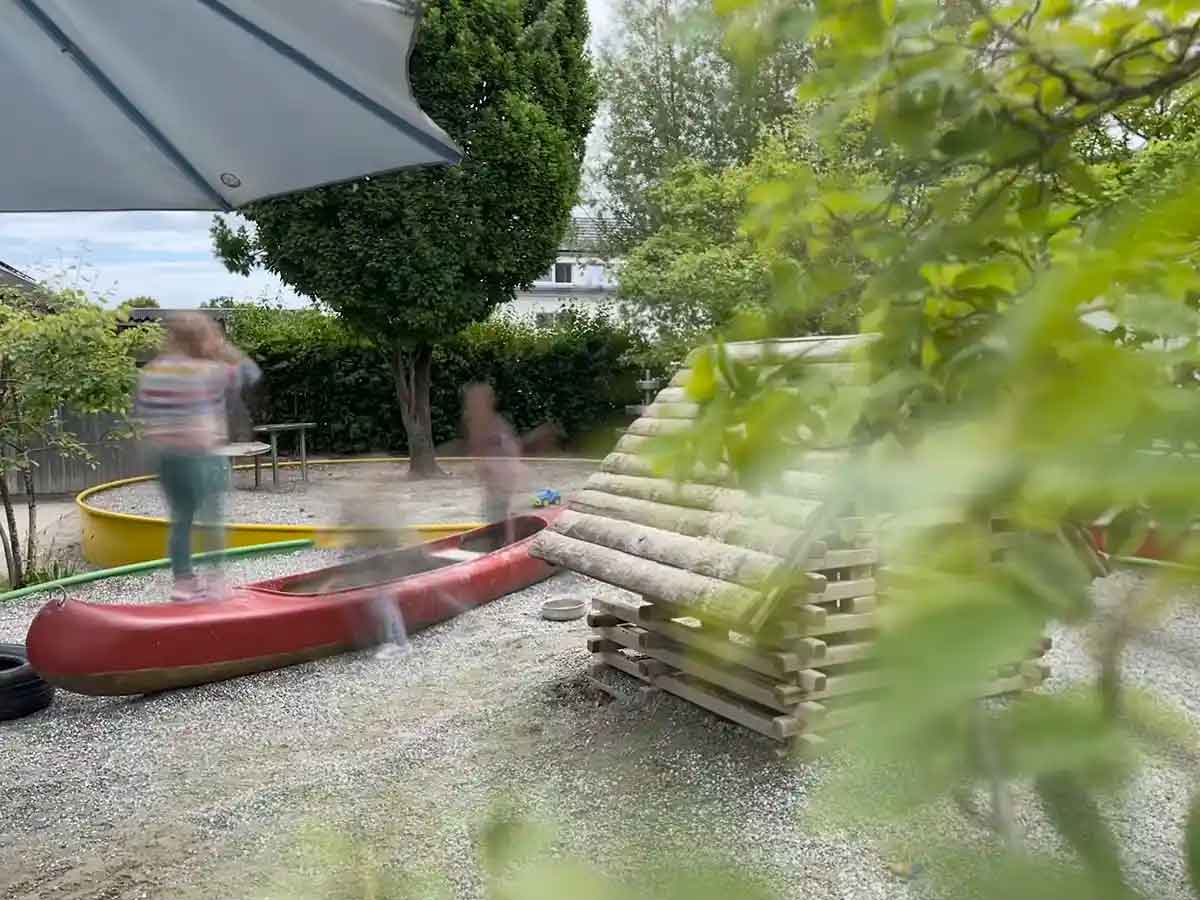 Blick in den Garten mit Blockholzhaus im Kinderhaus St. Suso in Konstanz