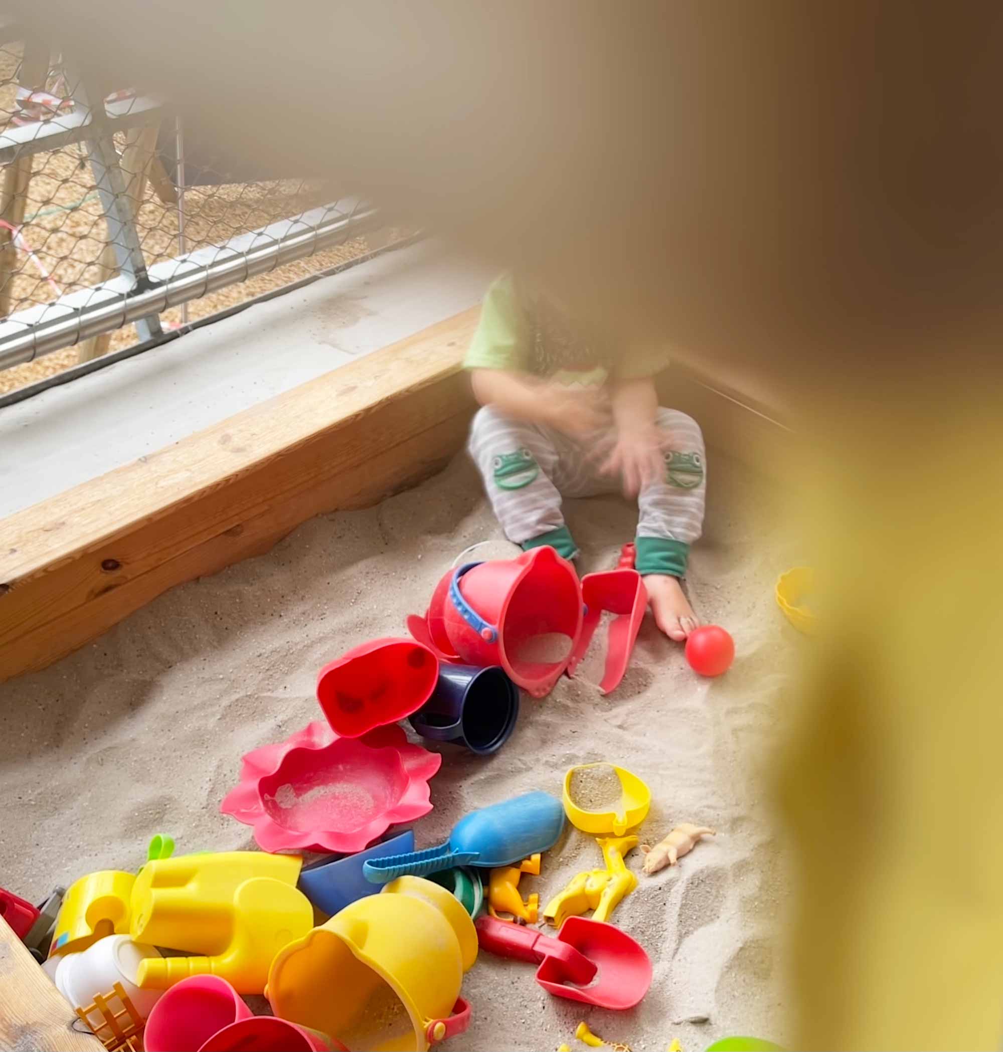 Spielende Kinder im Sandkasten mit vielen Sandspielsachen im Kinderhauses St. Gallus in Konstanz